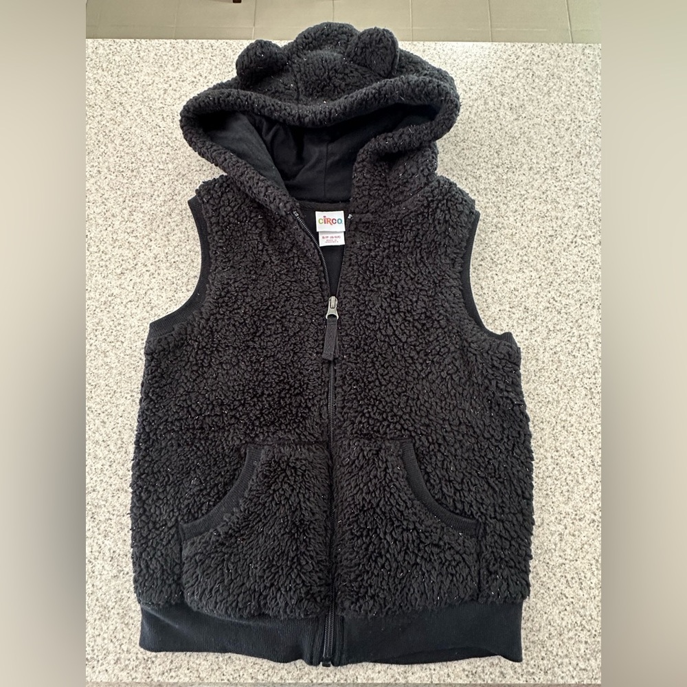 Girls’ black Circo Fuzzy Vest with metallic threads mixed in. Small 6/6x